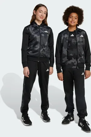 adidas Essenziale stagionale Tuta da ginnastica mimetica bambini con tricot a 3 strisce e stampa su tutta la superficie.