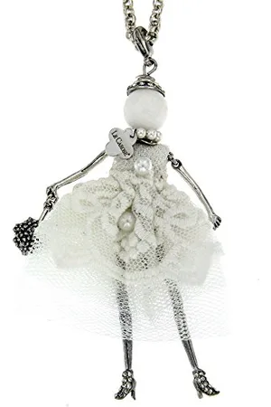 Le carose Collana da donna collezione sposa. Il gioiello è in ottone con bambolina con galvanica bianca e vestito corto di pizzo con perle e pendente bouquet sposa. Dimensioni: collan