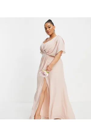 ASOS ASOS DESIGN Curve - Vestito lungo a maniche corte da damigella con scollo sciallato sul davanti e bottoni sul retro