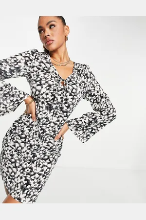 NaaNaa Vestito a maniche lunghe bianco e con scollo profondo
