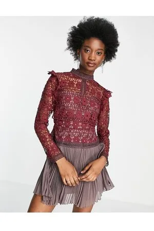 ASOS Vestito corto a maniche lunghe con fondo a pieghe e pizzo a contrasto