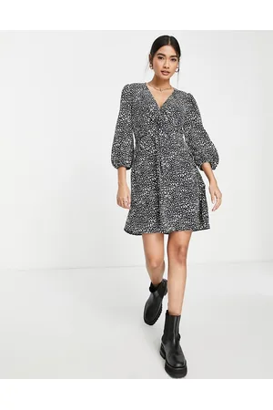 River Island Vestito grembiule a portafoglio corto a pois