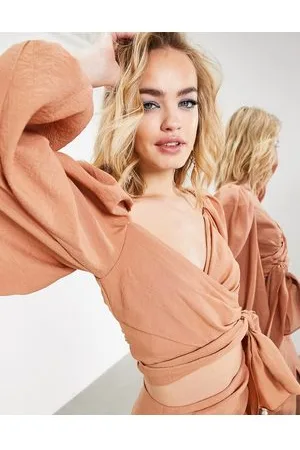 ASOS Crop top avvolgente aperto sulla schiena con laccetto, color caramello