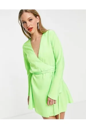 ASOS Vestito corto avvolgente con taglio sbieco in raso allacciato in vita