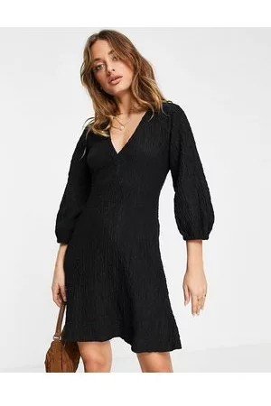 River Island Vestito corto grembiule testurizzato con scollo a V
