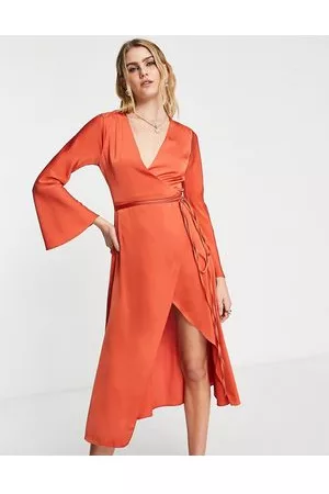 ASOS Vestito avvolgente con taglio sbieco in raso ruggine allacciato in vita