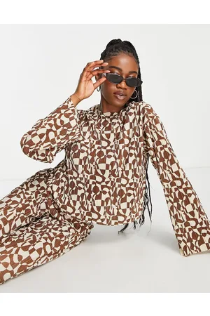 Monki Top plissettato a maniche lunghe marrone con stampa a cerchi rétro in coordinato