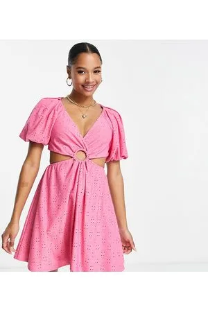 ASOS ASOS DESIGN Petite - Vestito corto con maniche voluminose in pizzo e cut-out rosa