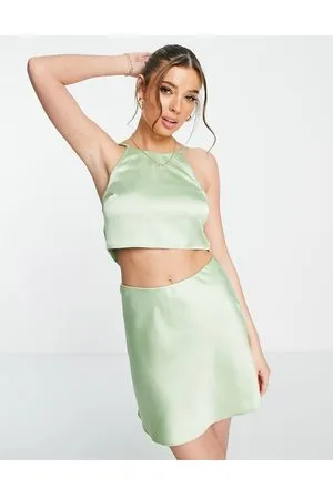 Miss Selfridge Crop top allacciato al collo in raso color salvia con allacciatura sul retro