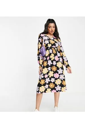Pieces® Esclusiva - Vestito grembiule con scollo a V rosa a fiorellini stile anni 