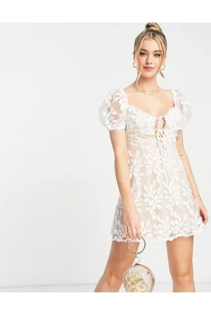 Love Triangle Vestito skater con maniche a sbuffo in pizzo a foglie
