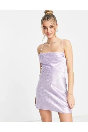 Love Triangle Vestito corto con spalline sottili e scollo ad anello in raso lilla a fiori