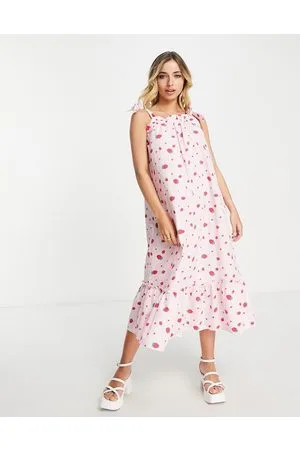 Pieces® Vestito grembiule midi con stampa di fragole rosa con laccetti sulle spalle