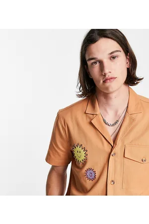 Reclaimed Inspired - Camicia color cuoio con stemmi e rever in coordinato