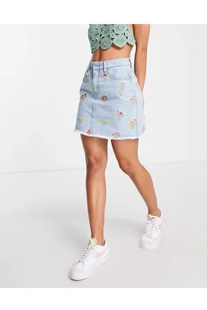 Miss Selfridge Gonna di jeans con fiori ricamati e lavaggio medio