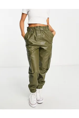 Miss Selfridge Pantaloni cargo in pelle sintetica color kaki
