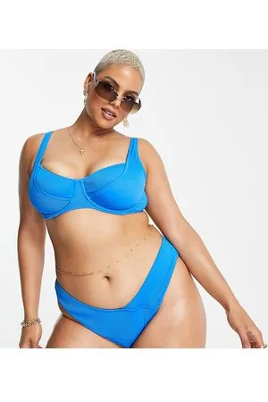 We Are We Wear Plus - Ashley - Slip bikini sgambato a V sul davanti a coste