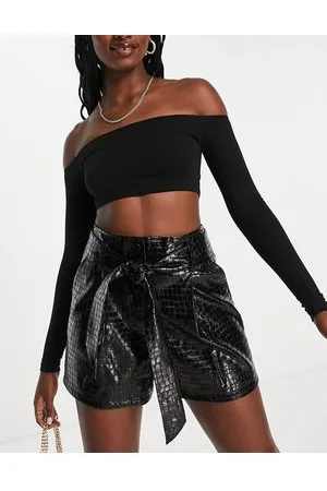 Miss Selfridge Pantaloncini neri effetto coccodrillo con cintura