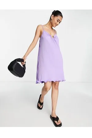 River Island Vestito corto plissé lilla con spalline sottili e anello