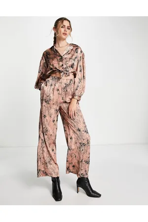 River Island Pantaloni a fondo ampio in raso con stampa in coordinato