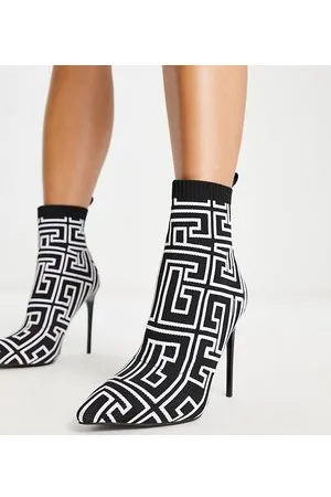 Simmi Wide Fit Simmi London Wide Fit - Anusha - Stivali a pianta larga a calza con tacco a spillo e stampa bianca e nera