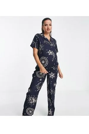 ASOS ASOS DESIGN Maternity - Pigiama con camicia e pantaloni in modal con stampa stile oroscopo