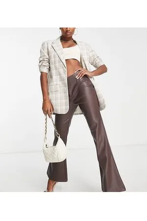 ASOS ASOS DESIGN Petite - Pantaloni elasticizzati a zampa in pelle sintetica color cioccolato