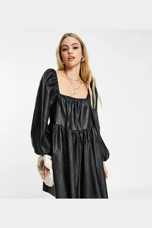 ASOS ASOS DESIGN Tall - Vestito grembiule corto a pieghe in similpelle PU con maniche a campana