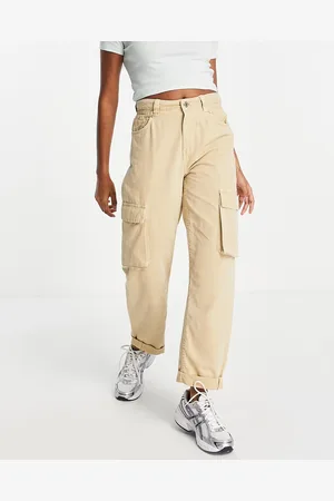 Bershka Pantaloni cargo slim beige chiaro con dettaglio con tasche