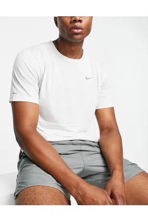 Nike Run Division - T-shirt bianca con stampa tono su tono