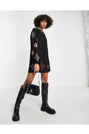 ASOS Vestito grembiule corto a maniche lunghe con ricamo a punto croce