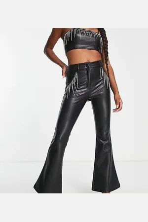 Miss Selfridge Petite - Pantaloni a zampa in pelle sintetica nera con frange in strass