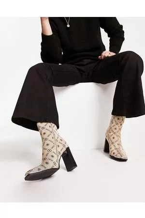 ASOS Stivaletti Chelsea con tacco color pietra con stampa di monogramma e dettaglio in punta