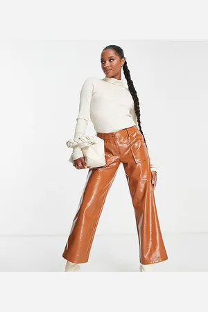 Miss Selfridge Petite - Pantaloni dritti a vita medio alta marroni in vernice