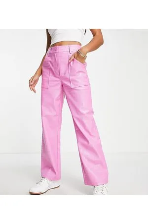 Miss Selfridge Petite - Pantaloni dritti in vernice rosa effetto coccodrillo con spacco laterale sul fondo