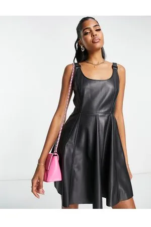 Miss Selfridge Vestito con corpino aderente e gonna svasata in pelle sintetica nera con fibbie