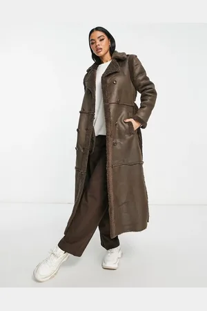 QED London Cappotto taglio lungo in camoscio sintetico cioccolato con cintura e finiture in pile borg