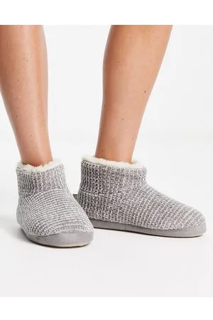 Totes Pantofole stile stivaletto in maglia grigie a trecce