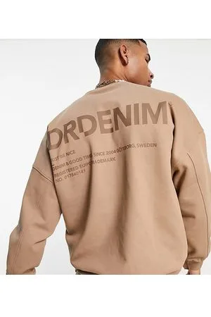 Dr Denim Justus - Felpa color nocciola con stampa sulla schiena - In esclusiva per ASOS