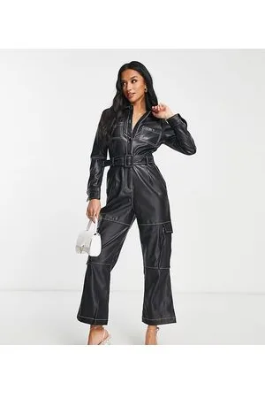 Miss Selfridge Petite - Tuta jumpsuit cargo in pelle sintetica nera con cuciture a contrasto