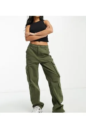 Bershka Petite - Pantaloni cargo kaki con coulisse in vita