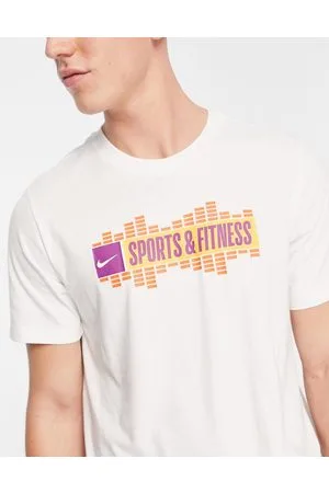 Nike T-shirt bianca con stampa "Sports & Fitness"