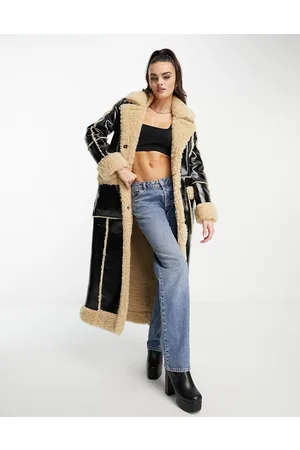 QED London Cappotto taglio lungo in vinile nero con pile borg a contrasto