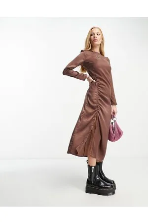 VIOLET ROMANCE Vestito midi in raso marrone con arricciatura laterale