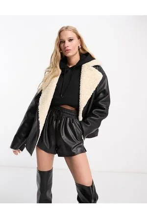 NA-KD X Mimi AR - Giubbotto stile aviatore in pelle sintetica nero con pelliccia sintetica