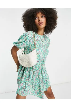 Glamorous Vestito grembiule corto a balze verde a fiori