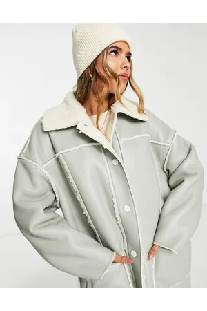 Urban Code Urban Code - Cappotto aviatore taglio lungo in similpelle PU salvia con finiture a contrasto color crema in pile borg