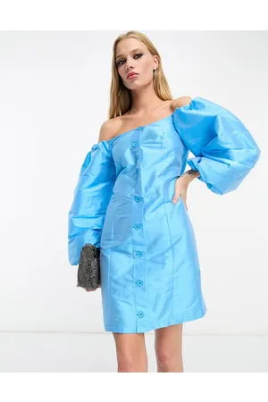River Island Vestito corto in raso acceso con maniche a sbuffo, bottoni e scollo alla Bardot