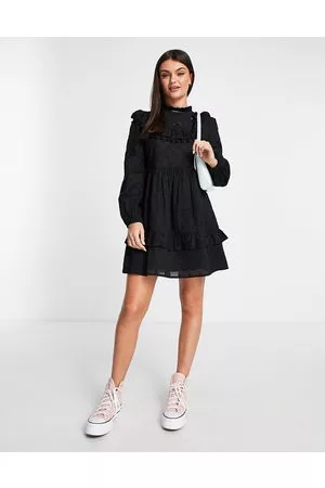 Miss Selfridge Vestito corto in pizzo sangallo con pompon