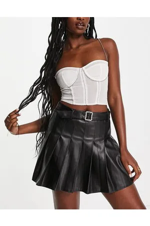 Miss Selfridge Gonna in pelle sintetica nera con fibbia con strass